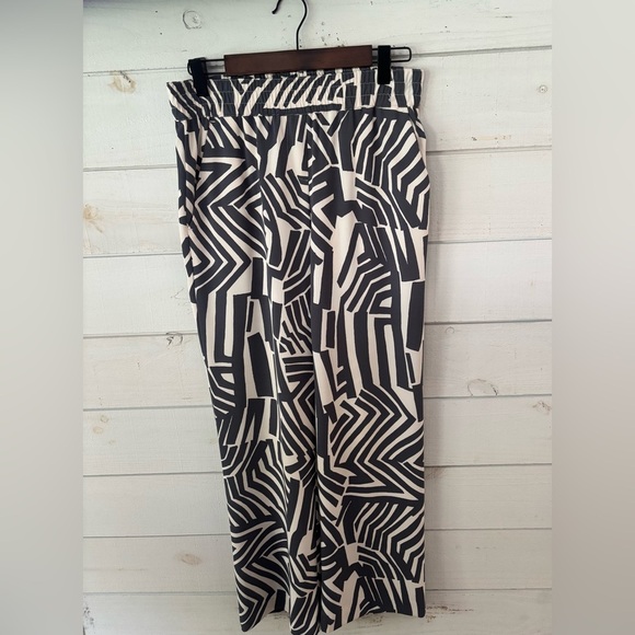 LOFT Ann Taylor  Geometric Palazzo Pants. Two front pockets, two back pockets. - Picture 2 of 15